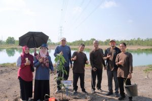 Rektor usai melakukan penanaman pohon (Foto:Humas) Rektor usai melakukan penanaman pohon (Foto:Humas)