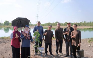 Rektor usai melakukan penanaman pohon (Foto:Humas)
