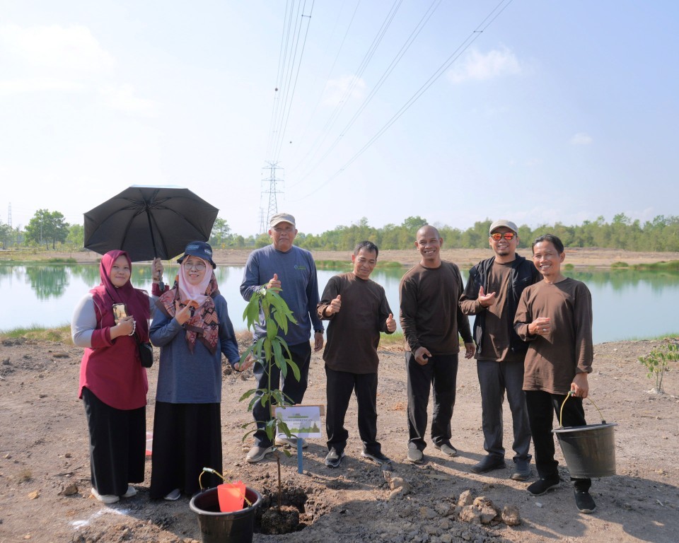Rektor usai melakukan penanaman pohon (Foto:Humas)