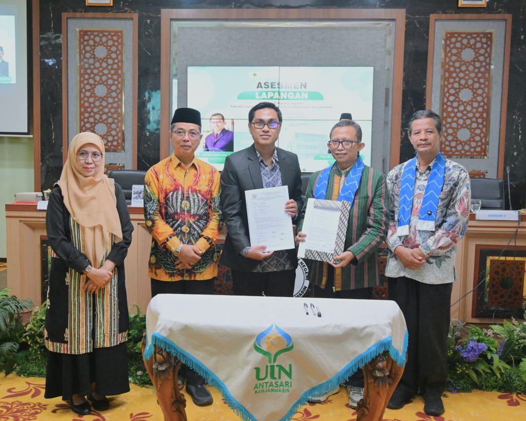 Riza Saputra, M.A. (tengah) usai penandatanganan Surat Pernyataan Pelaksanaan AL (Foto:Humas/Jamal Ripani)