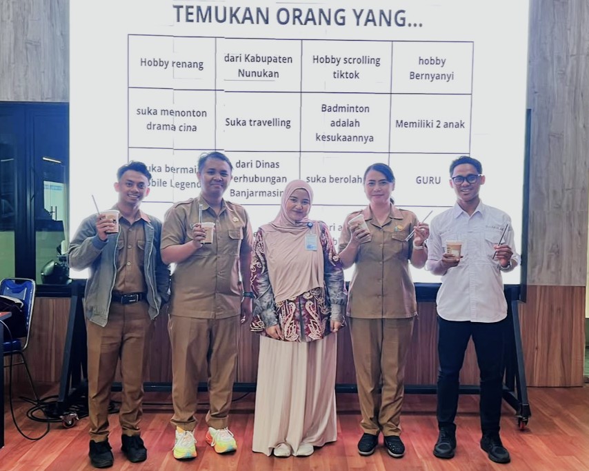 Rudy Hermawan, S.A.P. (kanan) saat berfoto bersama usai menerima hadiah pelatihan (Foto:Humas/Rahmi Hartati)