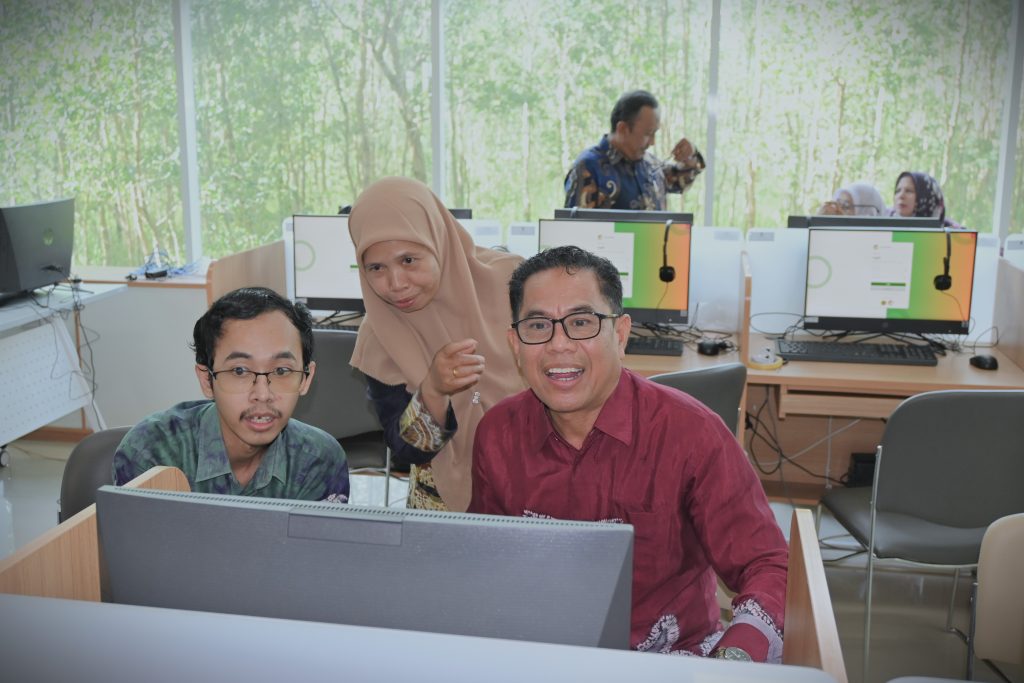 Rusmadi, S.Ag., S.Pd.I., M.M. saat antusias perdana mengikuti Uji Coba (Foto:Humas)