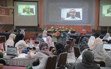 Wakil Rektor 2 UIN Salatiga Prof. Dr. H. Muh. Saerozi, M.Ag. saat memberikan sambutan (Foto:Humas/Jamal Ripani)