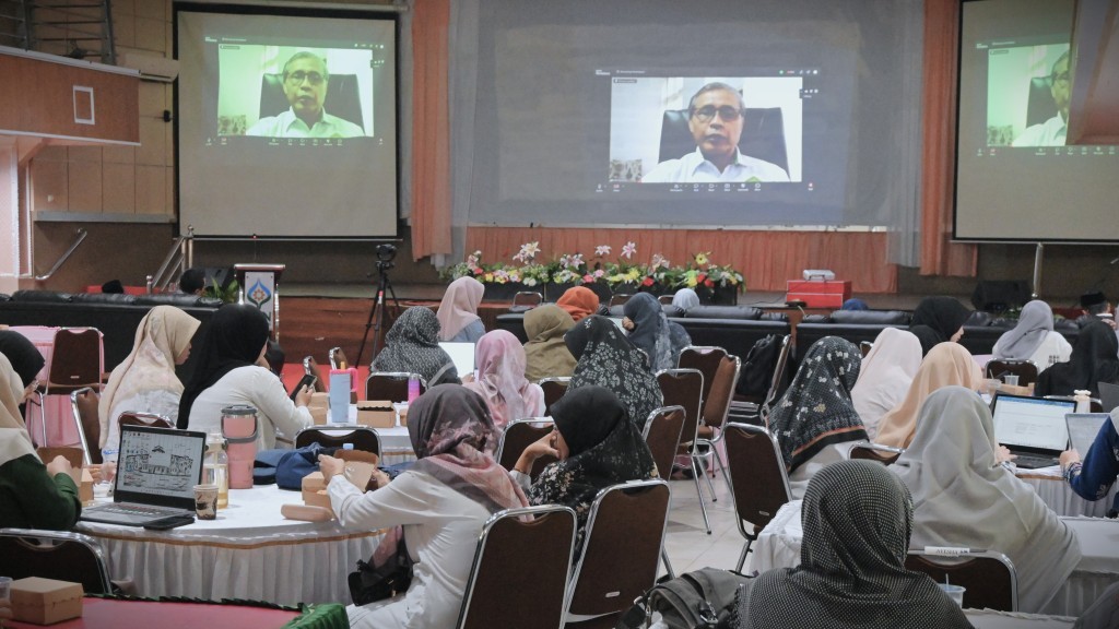 Wakil Rektor 2 UIN Salatiga Prof. Dr. H. Muh. Saerozi, M.Ag. saat memberikan sambutan (Foto:Humas/Jamal Ripani)