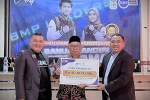 Wakil Rektor Dr. Irfan Noor, M.Hum. saat menerimakan bantuan beasiswa.