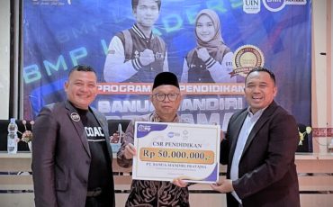 Wakil Rektor Dr. Irfan Noor, M.Hum. saat menerimakan bantuan beasiswa.