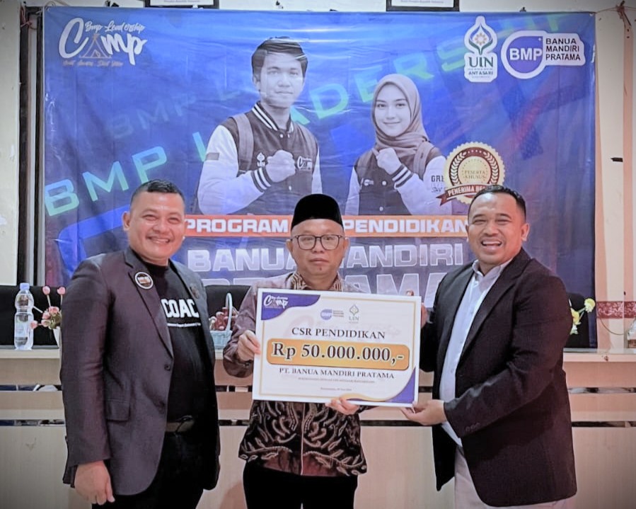 Wakil Rektor Dr. Irfan Noor, M.Hum. saat menerimakan bantuan beasiswa.