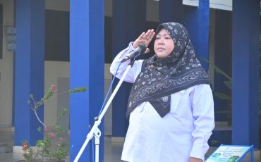 Wakil Rektor UIN Antasari Bidang AUPK Dr. Fatwiah Noor, Lc., M.Pd saat memimpin Apel Senin, 8 Juni 2026 (Foto:Humas/Jamal Ripani)