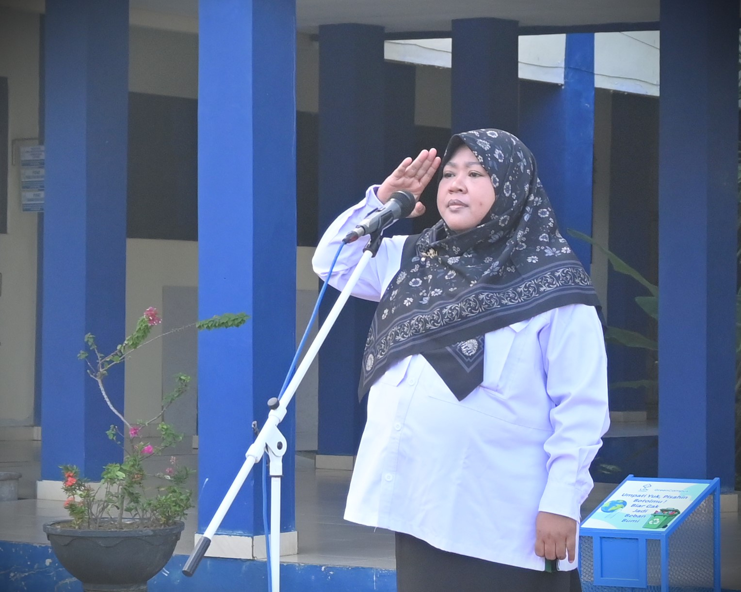 Wakil Rektor UIN Antasari Bidang AUPK Dr. Fatwiah Noor, Lc., M.Pd saat memimpin Apel Senin, 8 Juni 2026 (Foto:Humas/Jamal Ripani)