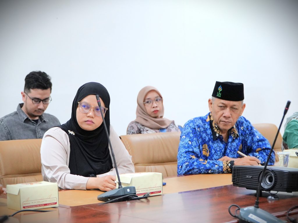 Wardatun Nadhiroh, Ph.D. saat mendampingi Karo AAKK (Foto:Humas/Rahmi Hartati)