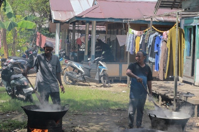 Warga bergotong royong saat membuat bubut Asyura.
