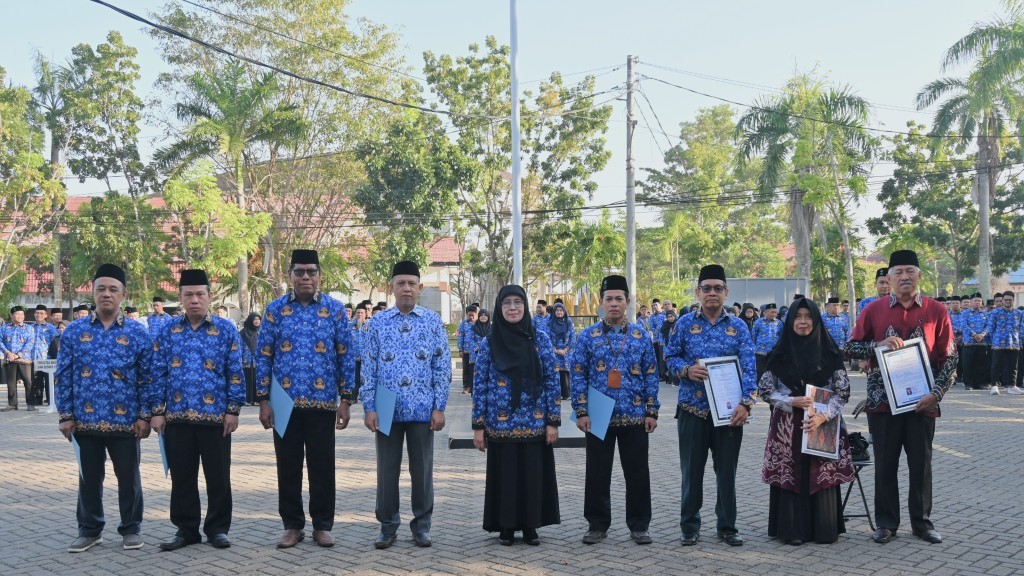 Foto bersama usai penyerahan SK (Foto:Humas/Jamal Ripani)