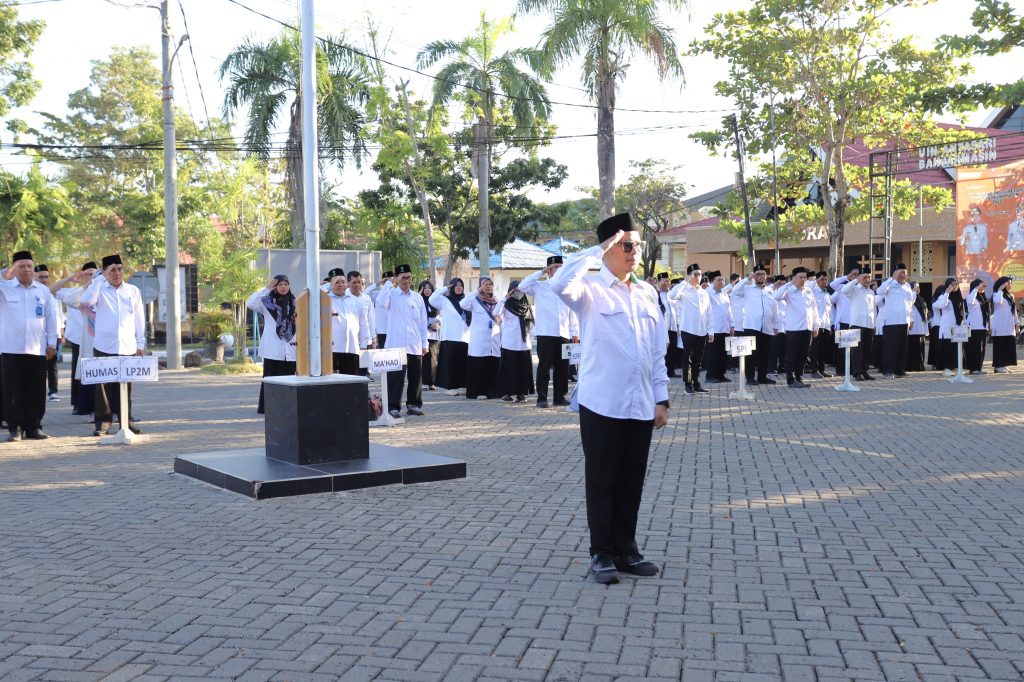 Ahmad Hulaifi, S.I.Pust. saat memimpin apel.