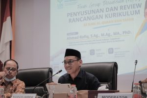 Ahmad Rafiq, S.Ag., M.Ag., M.A., Ph.D. saat memberikan masukan. Ahmad Rafiq, S.Ag., M.Ag., M.A., Ph.D. saat memberikan masukan.