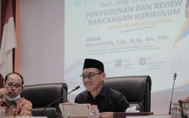 Ahmad Rafiq, S.Ag., M.Ag., M.A., Ph.D. saat memberikan masukan.