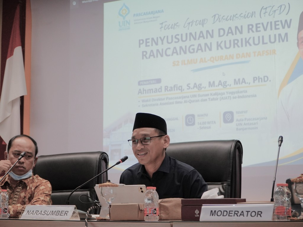 Ahmad Rafiq, S.Ag., M.Ag., M.A., Ph.D. saat memberikan masukan.