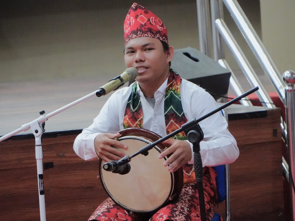Ahmad Syihabuddin saat membawakan madihin.