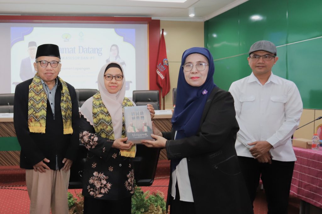 Asesor II saat menerima karya UIN Antasari.