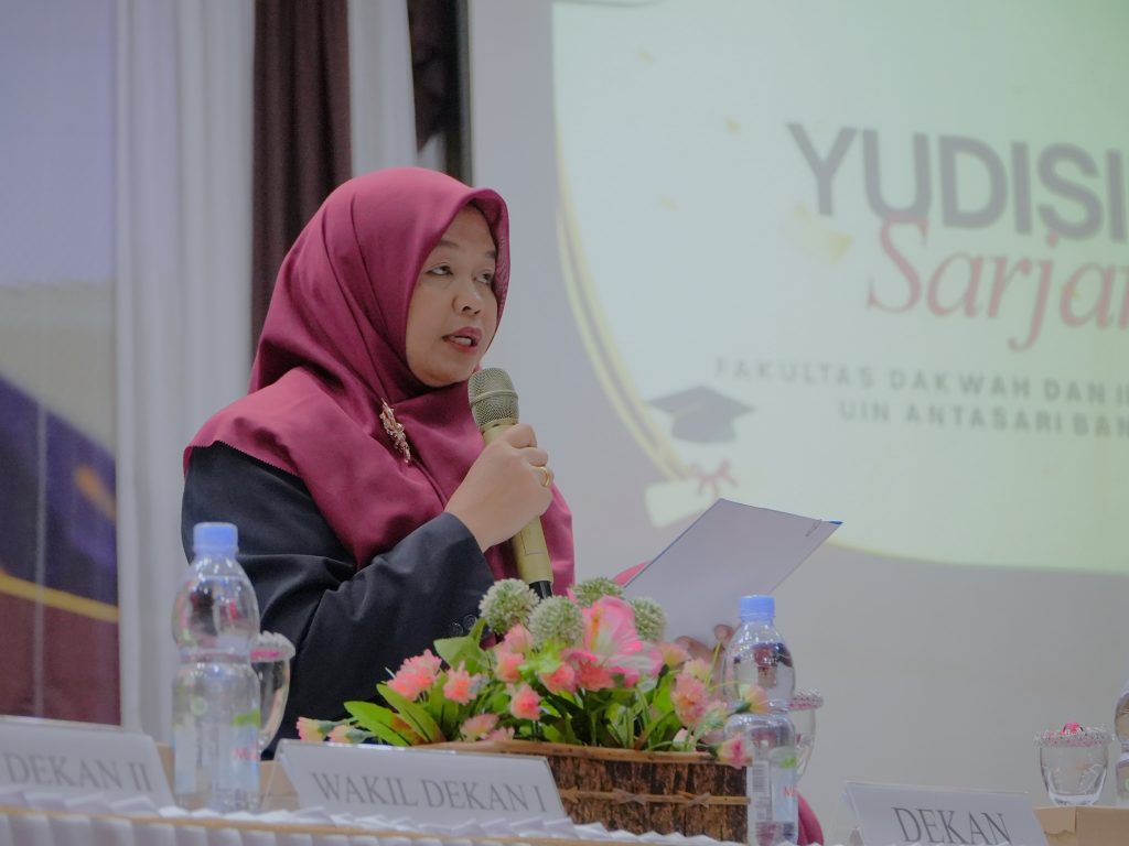 Dekan Dr. Hj. Halimatus Sakdiah, M.Si. saat melakukan pengukuhan.