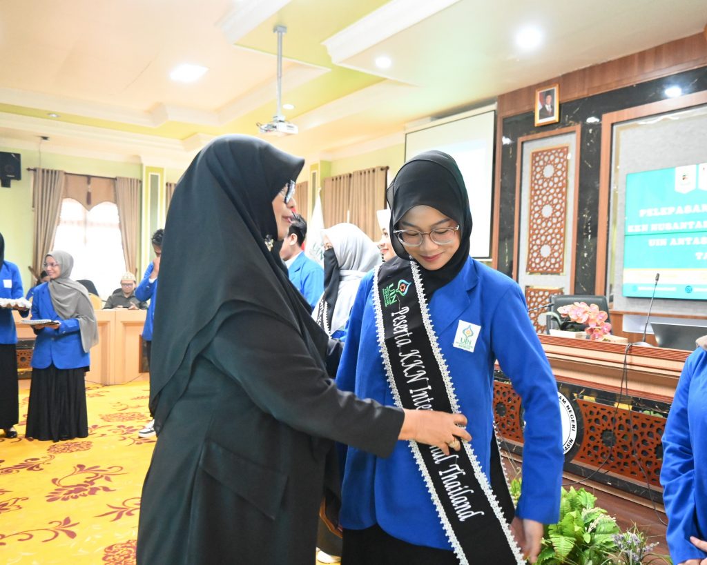 Dekan Fakultas Syariah saat melepas Peserta KKN Internasional (Foto:Humas)