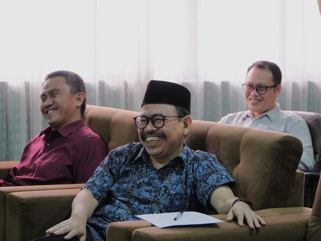 Direktur Pascasarjana UIN Antasari Prof. Dr. H. Mujiburrahman, M.A. saat mengikuti FGD.