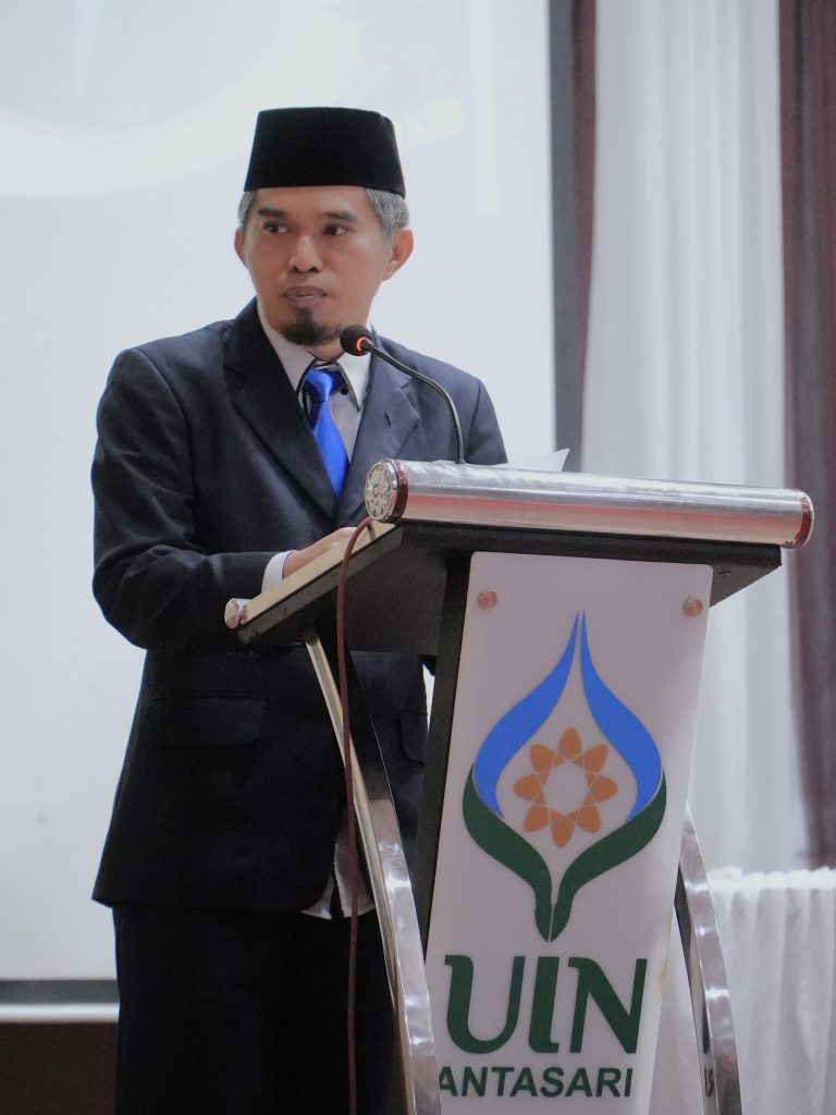 Dr. Abdul Hafiz Sairazi, M.H.I. saat menyampaikan laporan.