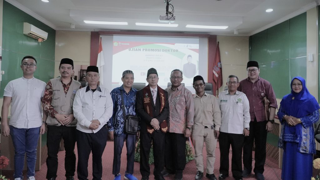 Dr. Ahmad Rifa'i, M.H.I. saat berfoto bersama rekan (Foto:Humas/Neco EP)