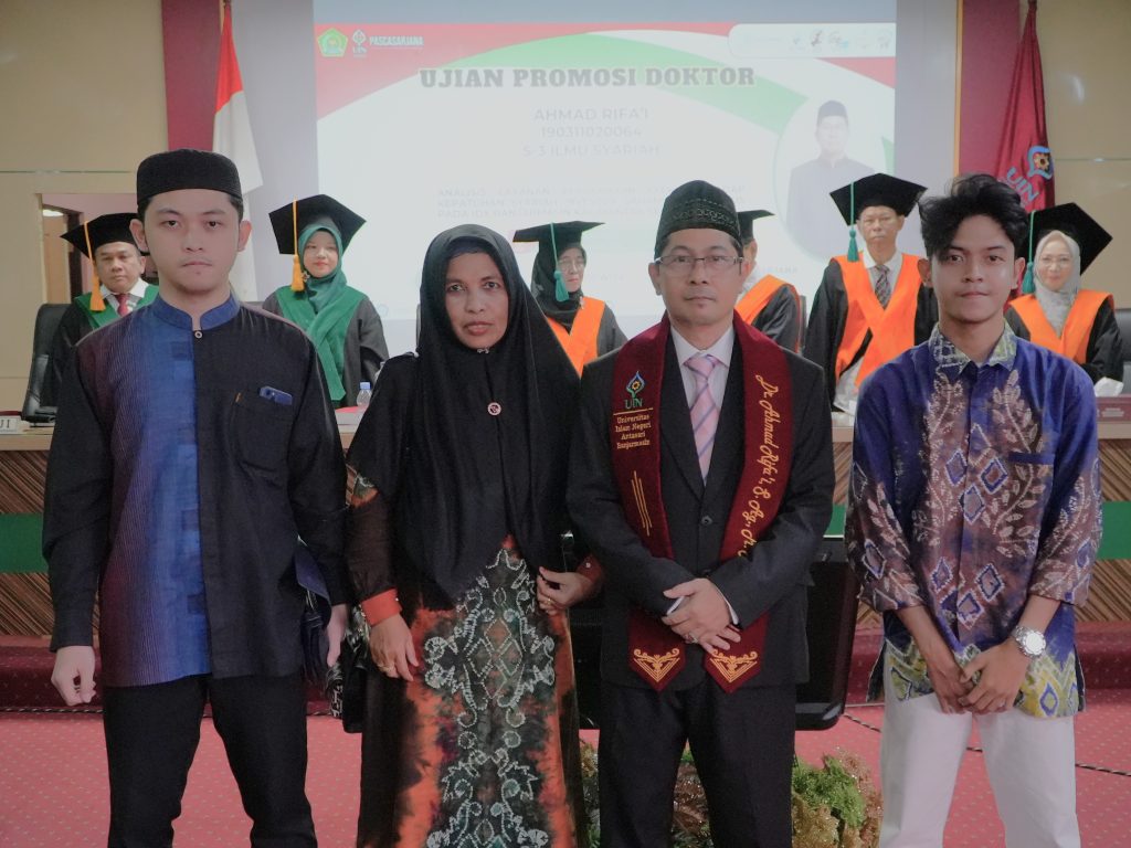 Dr. Ahmad Rifa'i saat berfoto bersama keluarga (Foto:Humas/Neco EP)