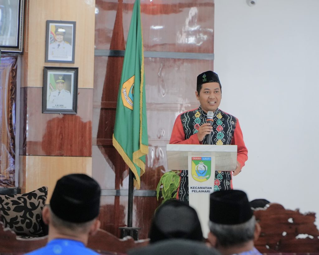 Dr. H. Anwar Hafidzi, Lc., M.A.Hk. saat menyampaikan laporan.