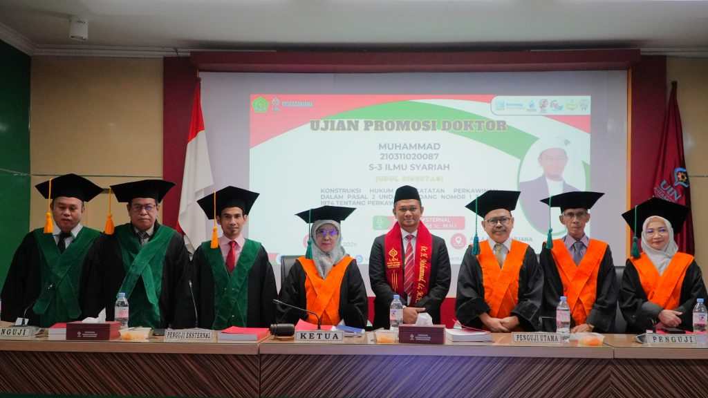 Dr. H. Muhammad, Lc., M.H.I. saat berfoto bersama Dewan Penguji usai sidang (Foto:Humas/Neco E.P.)