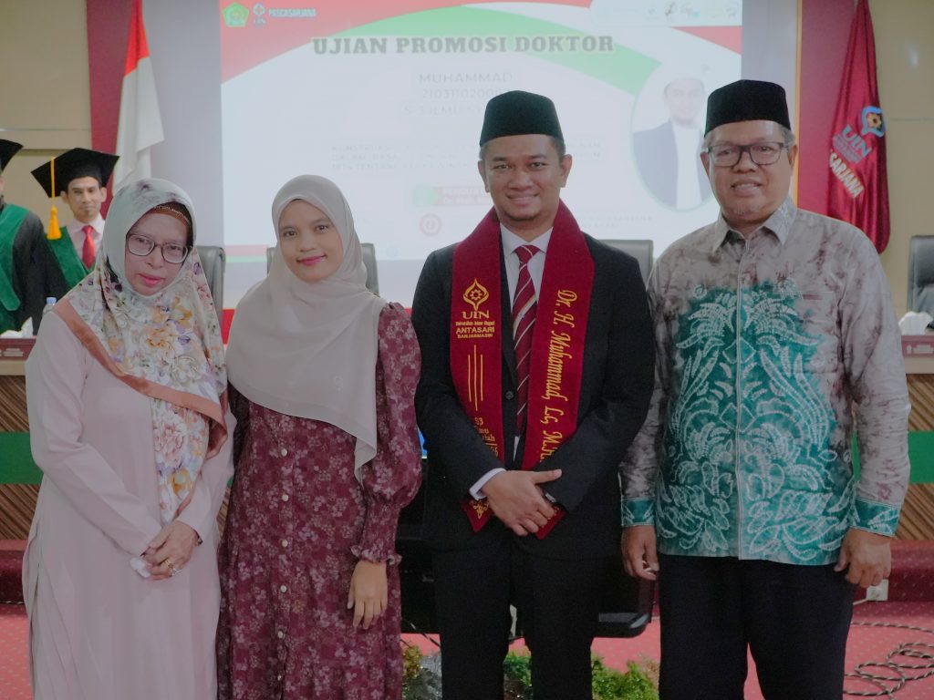Dr. H. Muhammad, Lc., M.H.I. saat berfoto bersama keluarga (Foto:Humas/Neco E.P.)