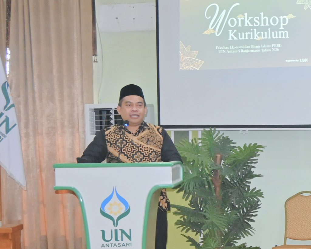 Dr. H. Zaki Mubarak, M.Si., M.Fin. saat menyampaikan laporan (Foto:Humas/Jamal Ripani)