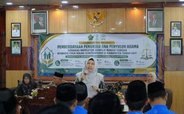 Dr. Hj. Amelia Rahmaniah, M.H. saat menjadi narasumber.