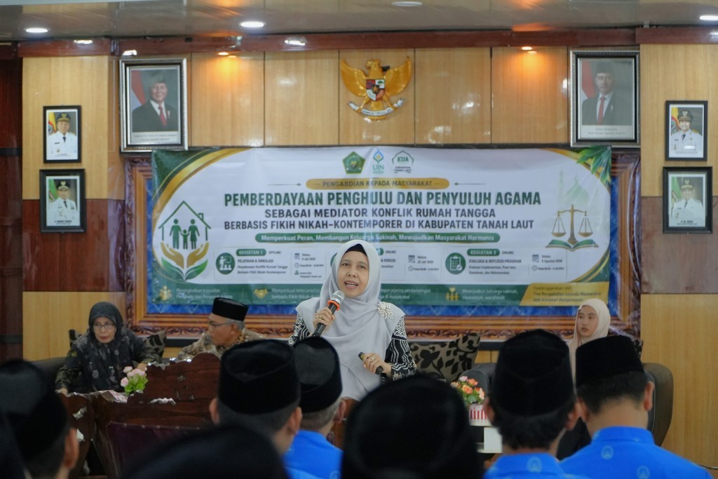 Dr. Hj. Amelia Rahmaniah, M.H. saat menjadi narasumber.