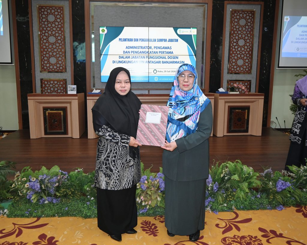 Dr. Hj. Munisah, M.H.I. saat menerima SK (Foto:Humas/Jamal Ripani)