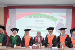 Dr. Maimunah, M.H.I. saat berfoto bersama Tim Penguji. Dr. Maimunah, M.H.I. saat berfoto bersama Tim Penguji.