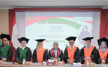 Dr. Maimunah, M.H.I. saat berfoto bersama Tim Penguji.