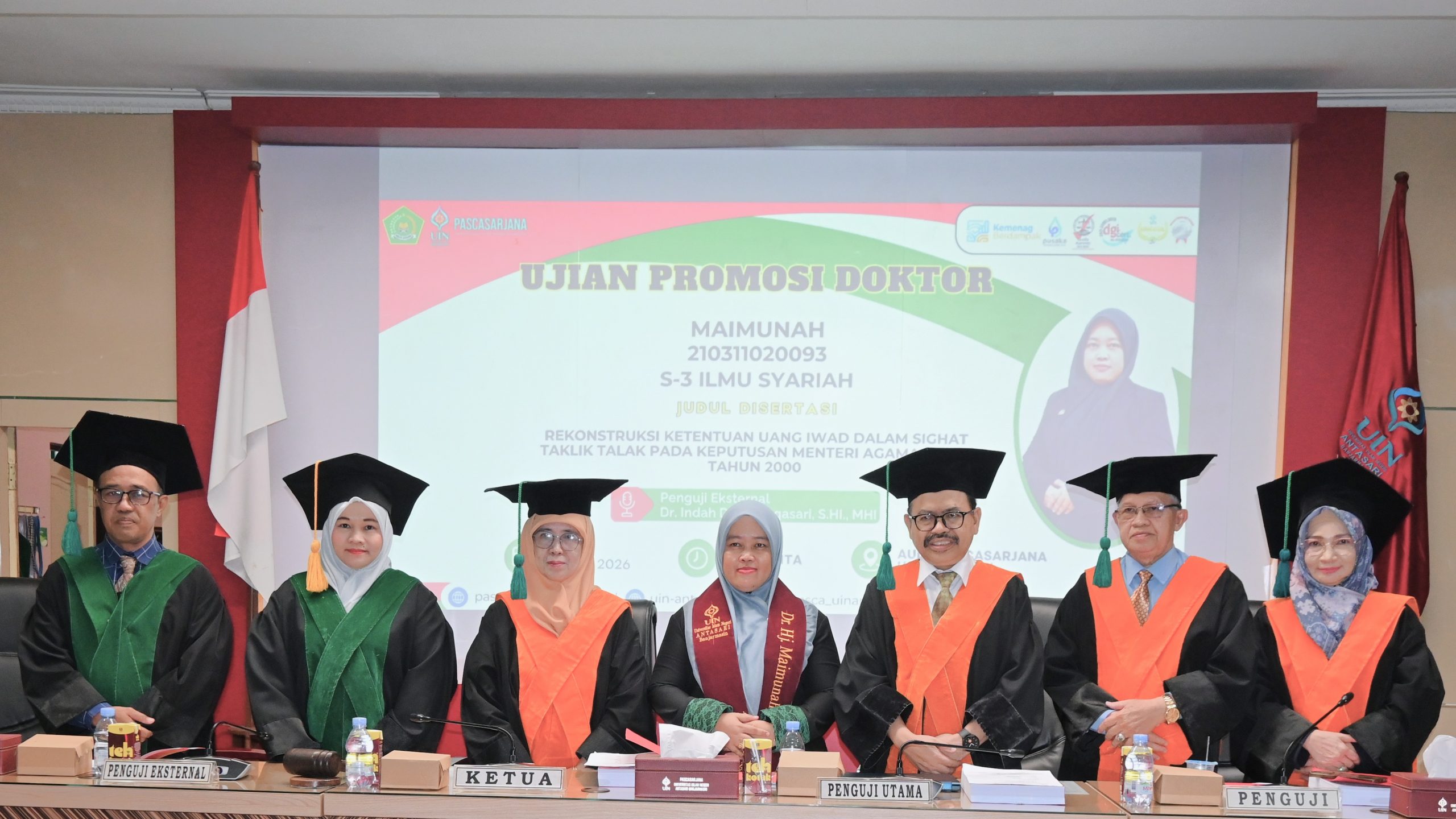 Dr. Maimunah, M.H.I. saat berfoto bersama Tim Penguji.