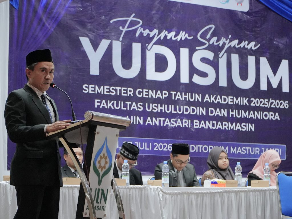 Dr. Norhidayat, M.A. saat menyampaikan laporan.