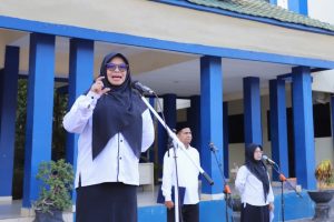 Dr. Ridha Darmawaty, M.Pd. saat menjadi pembina apel, 20 Juli 2026 (Foto:Humas/Rudy Hr) Dr. Ridha Darmawaty, M.Pd. saat menjadi pembina apel, 20 Juli 2026 (Foto:Humas/Rudy Hr)