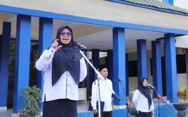 Dr. Ridha Darmawaty, M.Pd. saat menjadi pembina apel, 20 Juli 2026 (Foto:Humas/Rudy Hr)