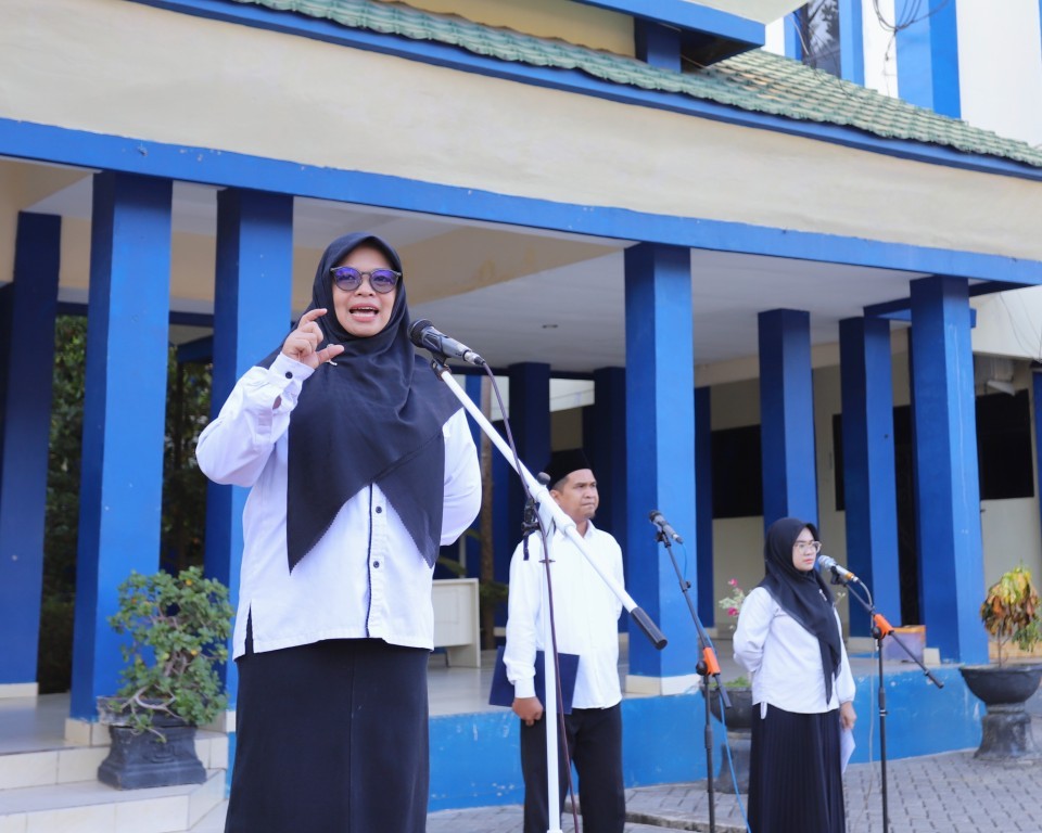 Dr. Ridha Darmawaty, M.Pd. saat menjadi pembina apel, 20 Juli 2026 (Foto:Humas/Rudy Hr)