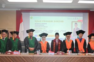 Dr. Wahyu Akbar, Sy., S.E., M.E. berfoto bersama Tim Penguji usai sidang (Foto:Humas/Jamal Ripani)