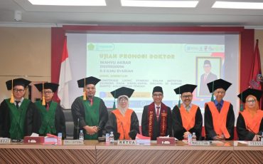Dr. Wahyu Akbar, Sy., S.E., M.E. berfoto bersama Tim Penguji usai sidang (Foto:Humas/Jamal Ripani)