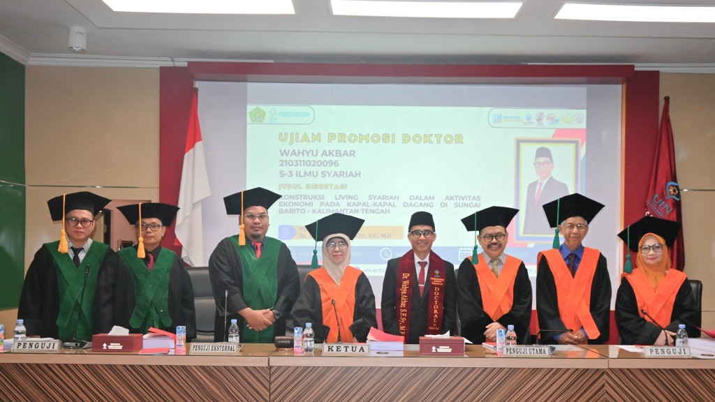 Dr. Wahyu Akbar, Sy., S.E., M.E. berfoto bersama Tim Penguji usai sidang (Foto:Humas/Jamal Ripani)