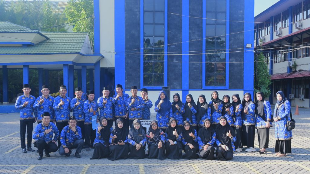 Foto bersama Fakultas Dakwah dan Ilmu Komunikasi melepas Purnatugas Nazula Elva Rahma, S.E., M.M. (Foto:Humas/Jamal Ripani)