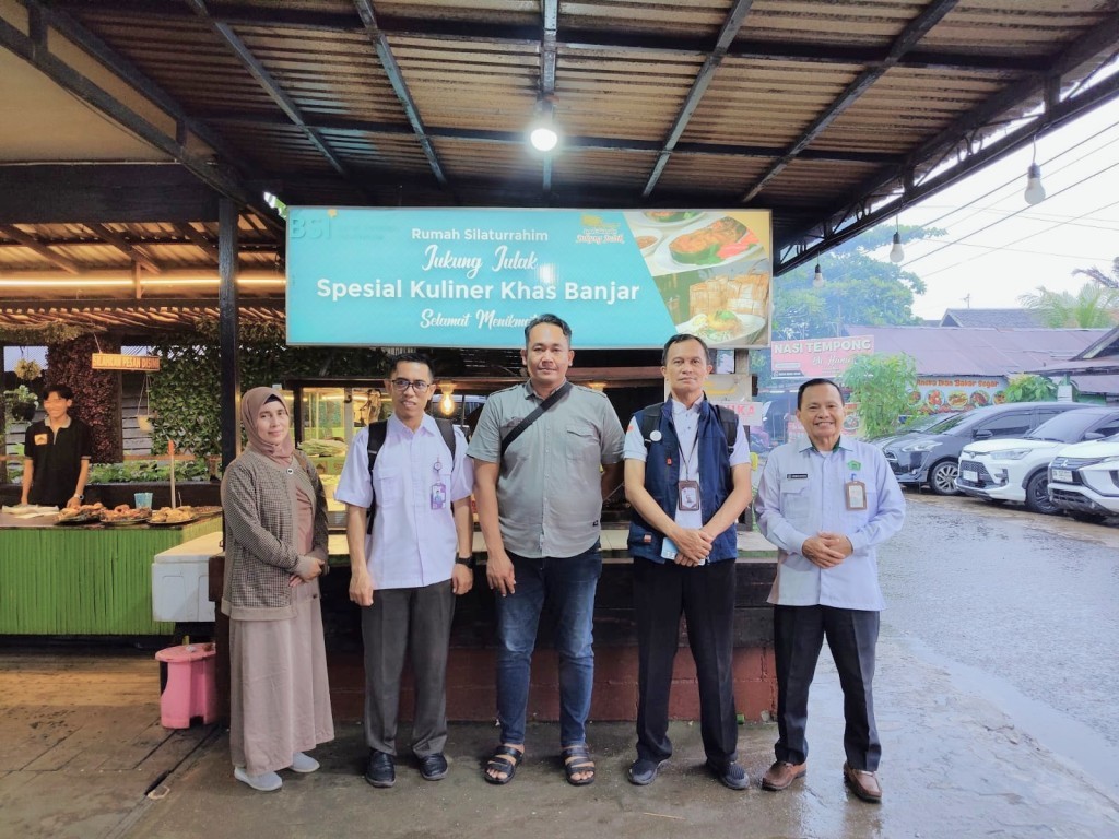 Foto bersama dengan pelaku usaha.