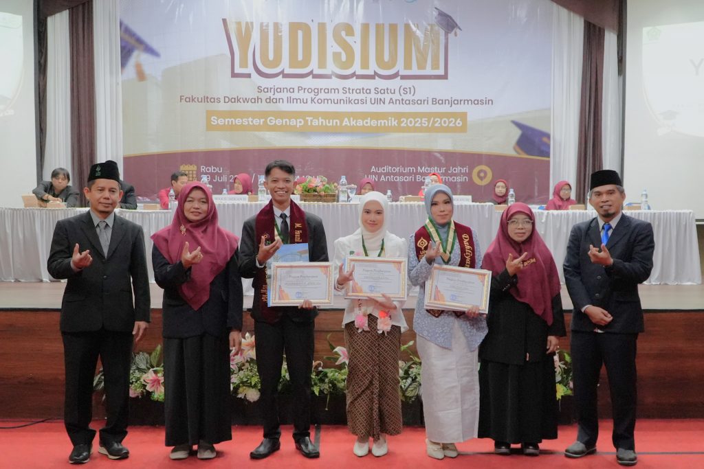 Foto bersama dengan yudisiawan terbaik.