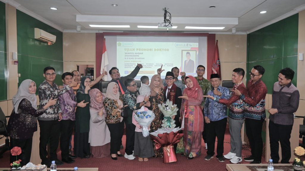 Foto bersama keluarga Dr. Wahyu Akbar, Sy., S.E., M.E. dengan rekan-rekan dari UIN Palangka Raya (Foto:Humas/Jamal Ripani)