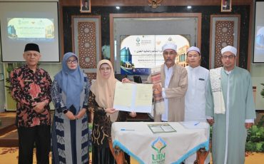 Foto bersama usai penandatangan MoU.